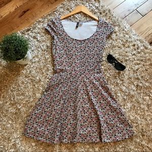 🌸 Floral short sleeve H&M dress 🌸 Size 6